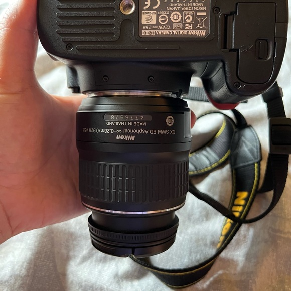 Nikon D3000 Camera - Picture 6 of 7